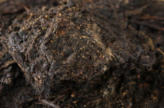 黑茶为什么要压成砖，方便运输/利于黑茶金花的生长